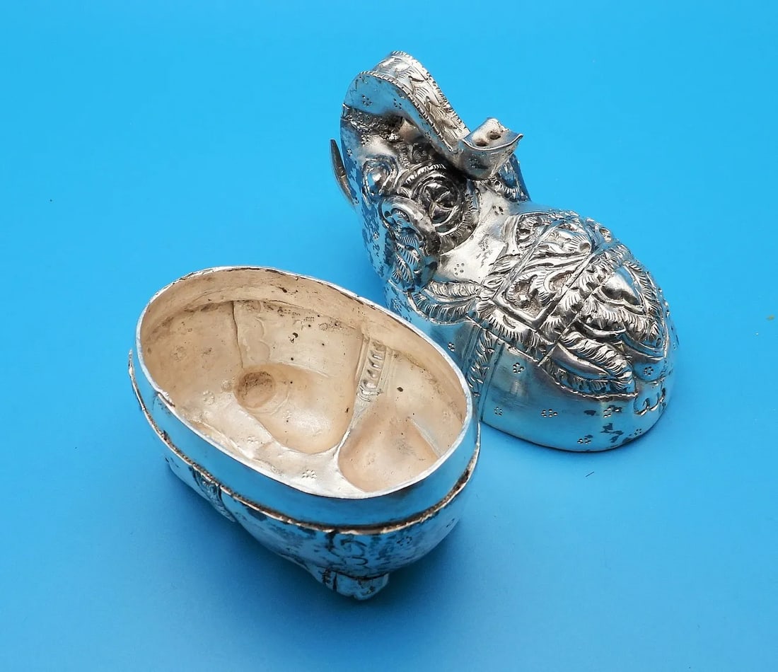 1940s South East Asia Fine Silver .500 Royal Elephant Shaped Box - 5