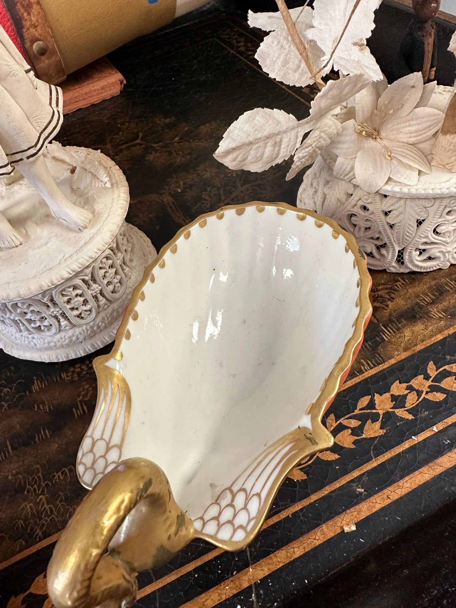 1980s Empire Style Mottahedeh Foot Shell Dish, Meissen or Old Paris Porcelain Style - 8