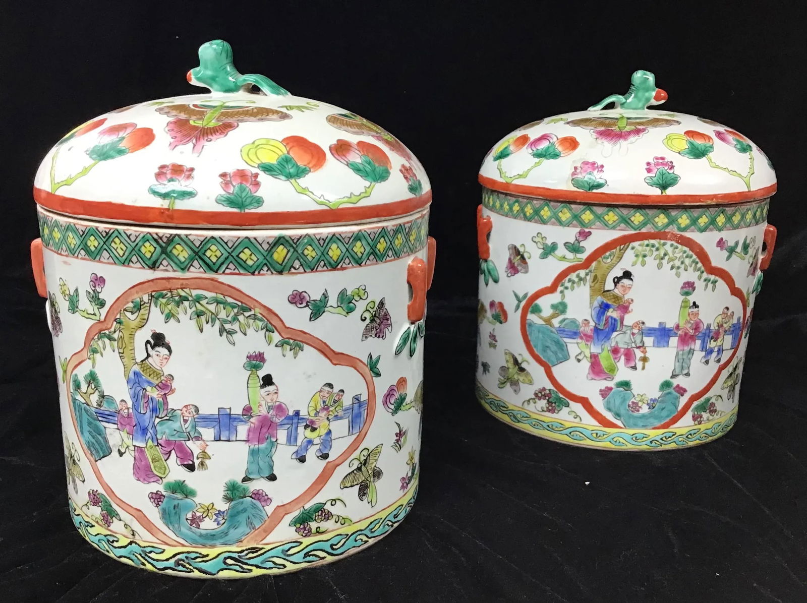A Pair of Chinese Porcelain Famille Rose Covered Bowls - 10
