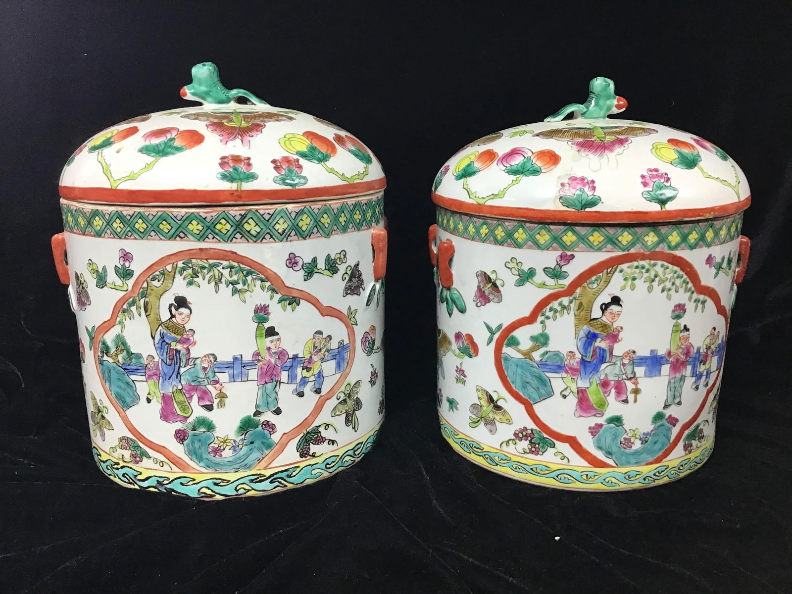A Pair of Chinese Porcelain Famille Rose Covered Bowls - 11