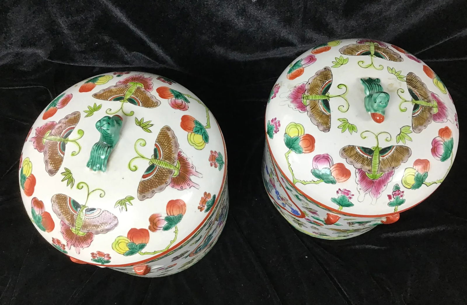 A Pair of Chinese Porcelain Famille Rose Covered Bowls - 3