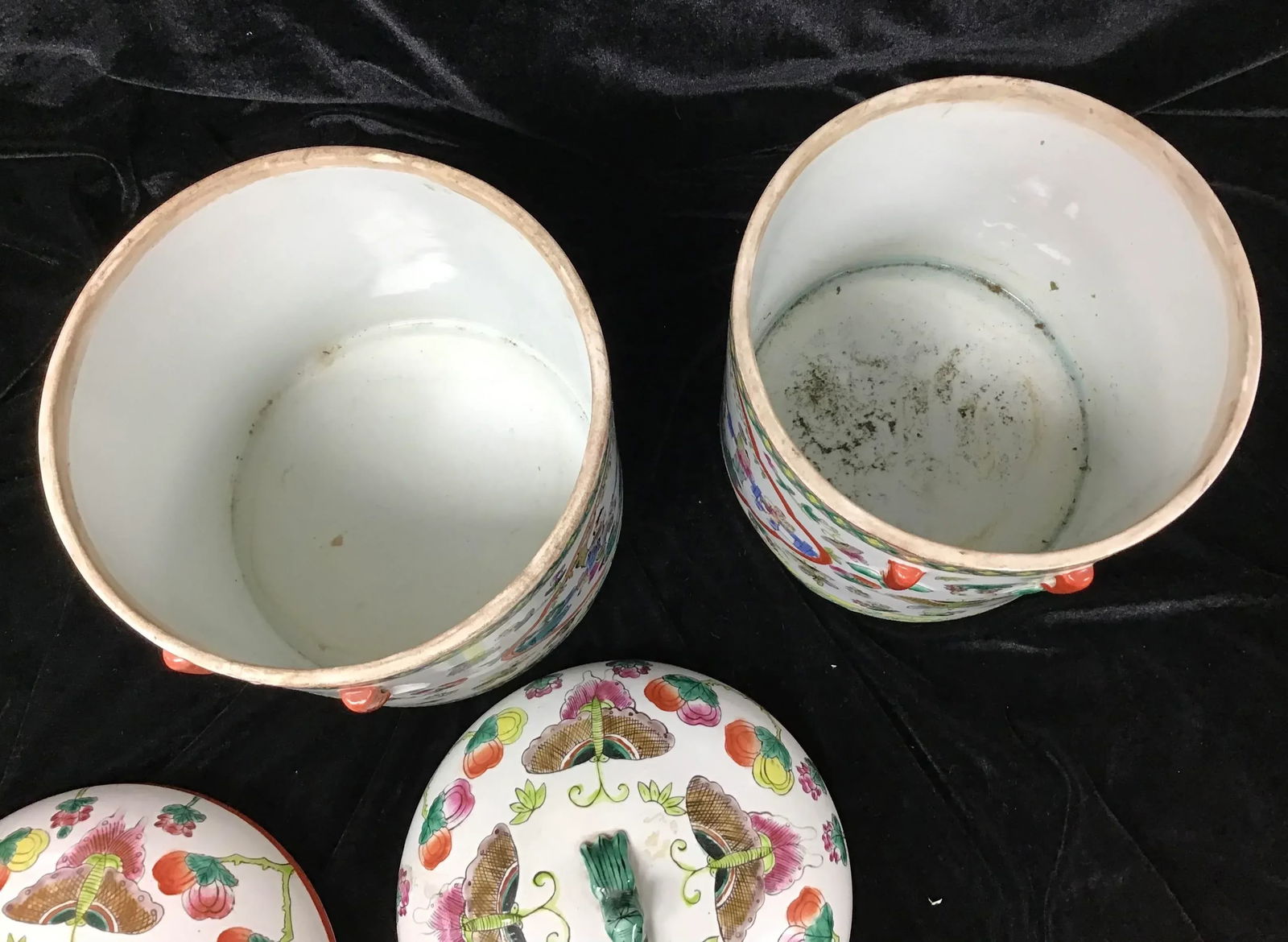 A Pair of Chinese Porcelain Famille Rose Covered Bowls - 4
