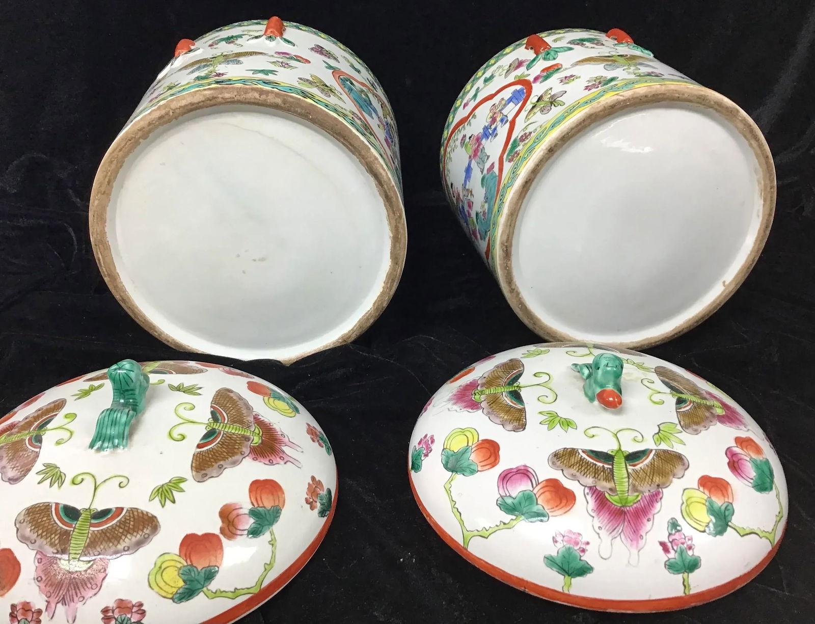 A Pair of Chinese Porcelain Famille Rose Covered Bowls - 5