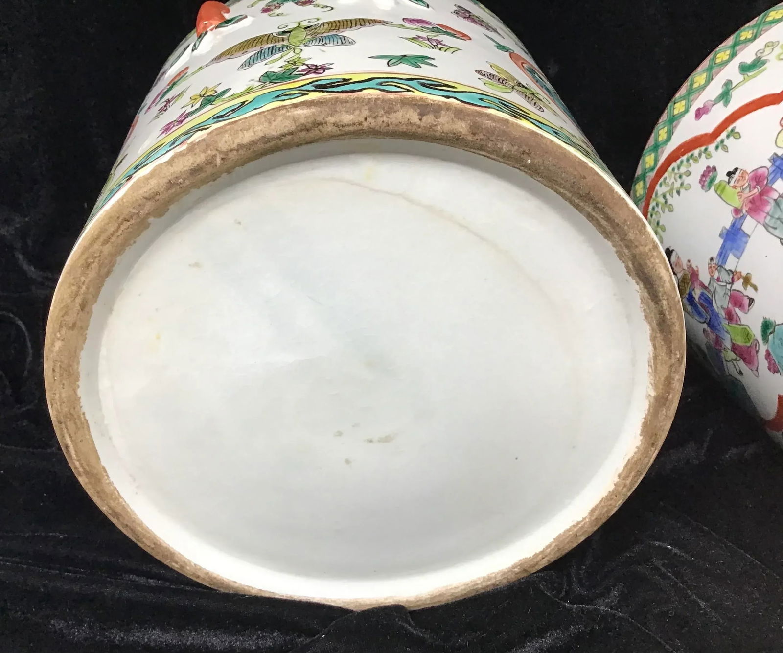 A Pair of Chinese Porcelain Famille Rose Covered Bowls - 6