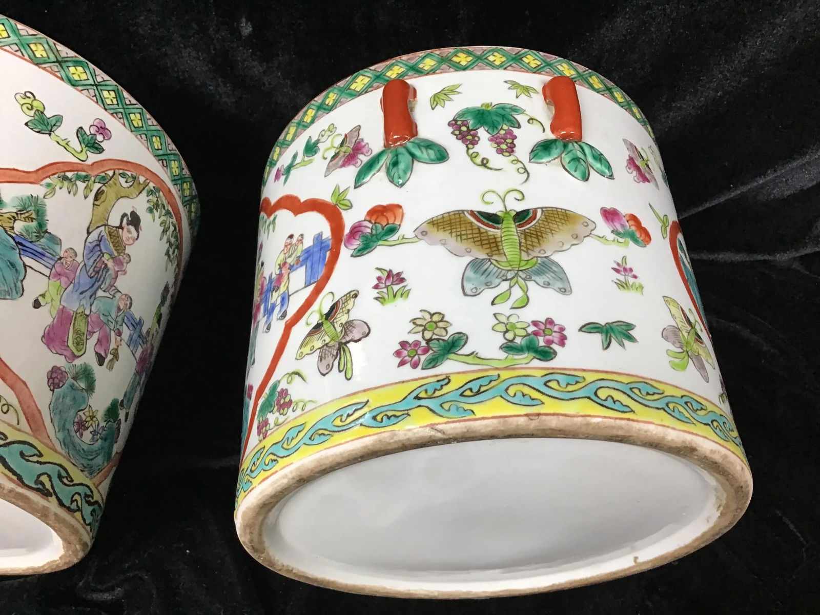 A Pair of Chinese Porcelain Famille Rose Covered Bowls - 7