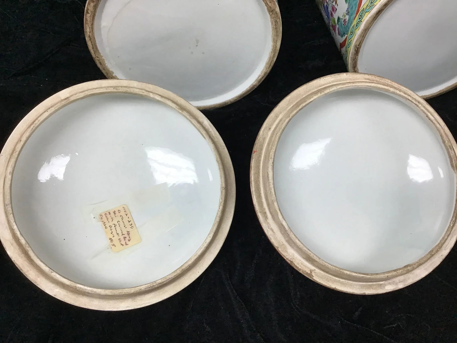 A Pair of Chinese Porcelain Famille Rose Covered Bowls - 8