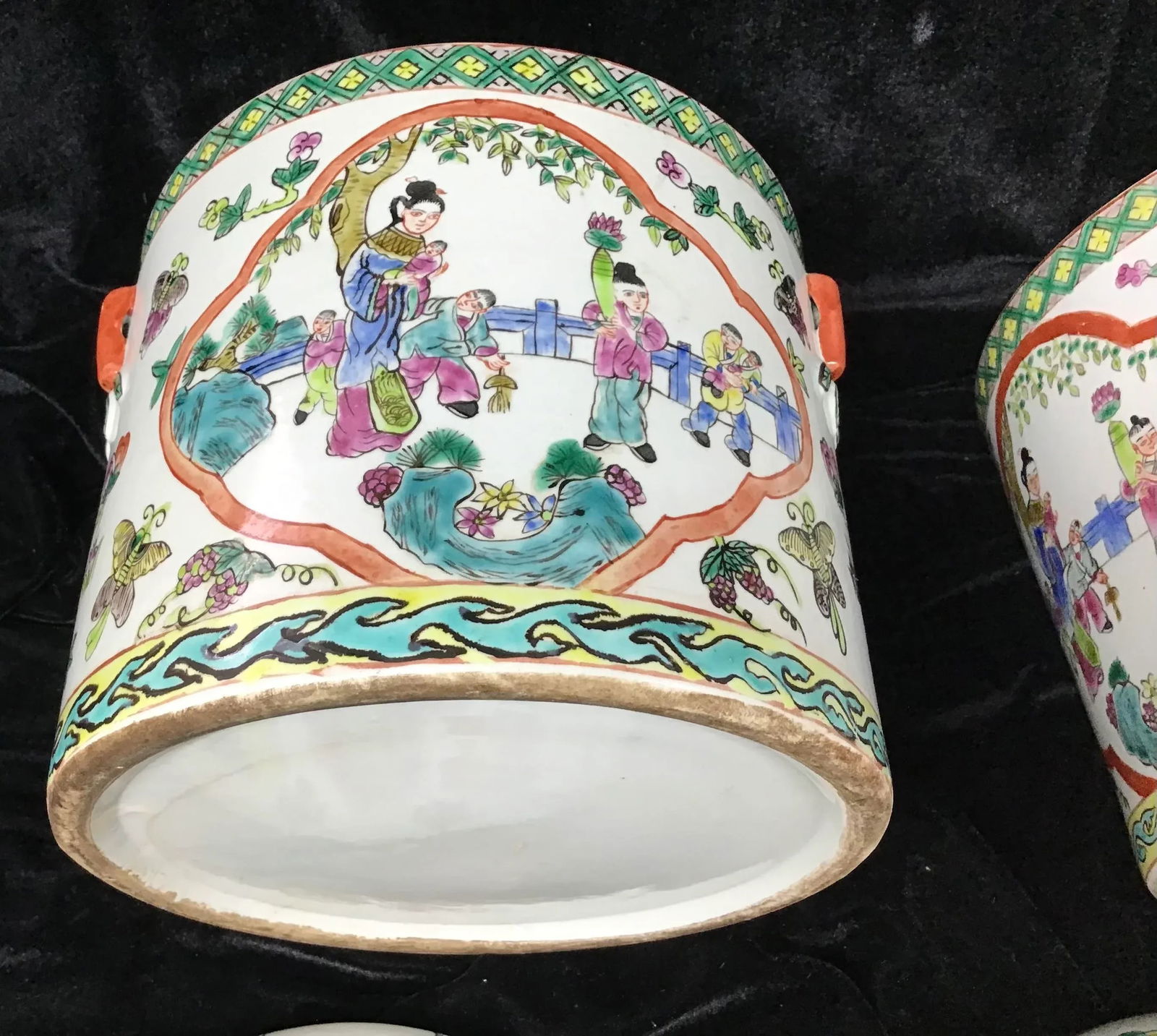 A Pair of Chinese Porcelain Famille Rose Covered Bowls - 9