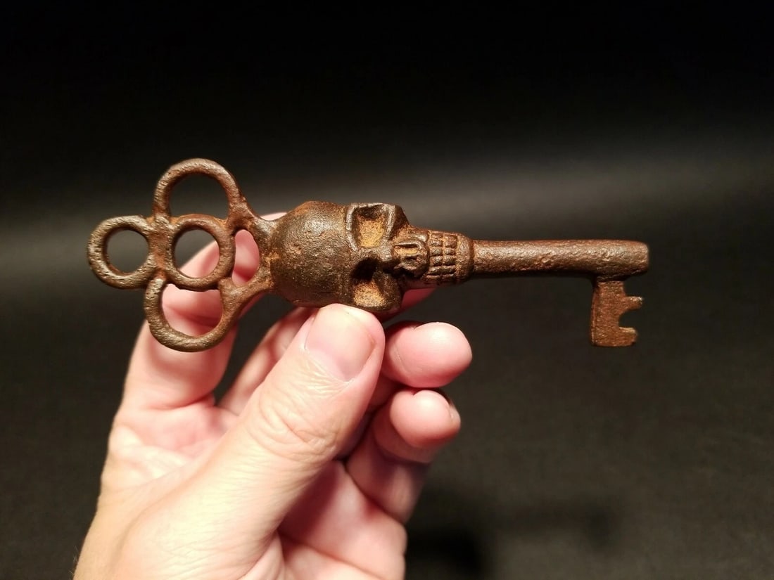 Cast Iron Skull Skeleton Key - 11