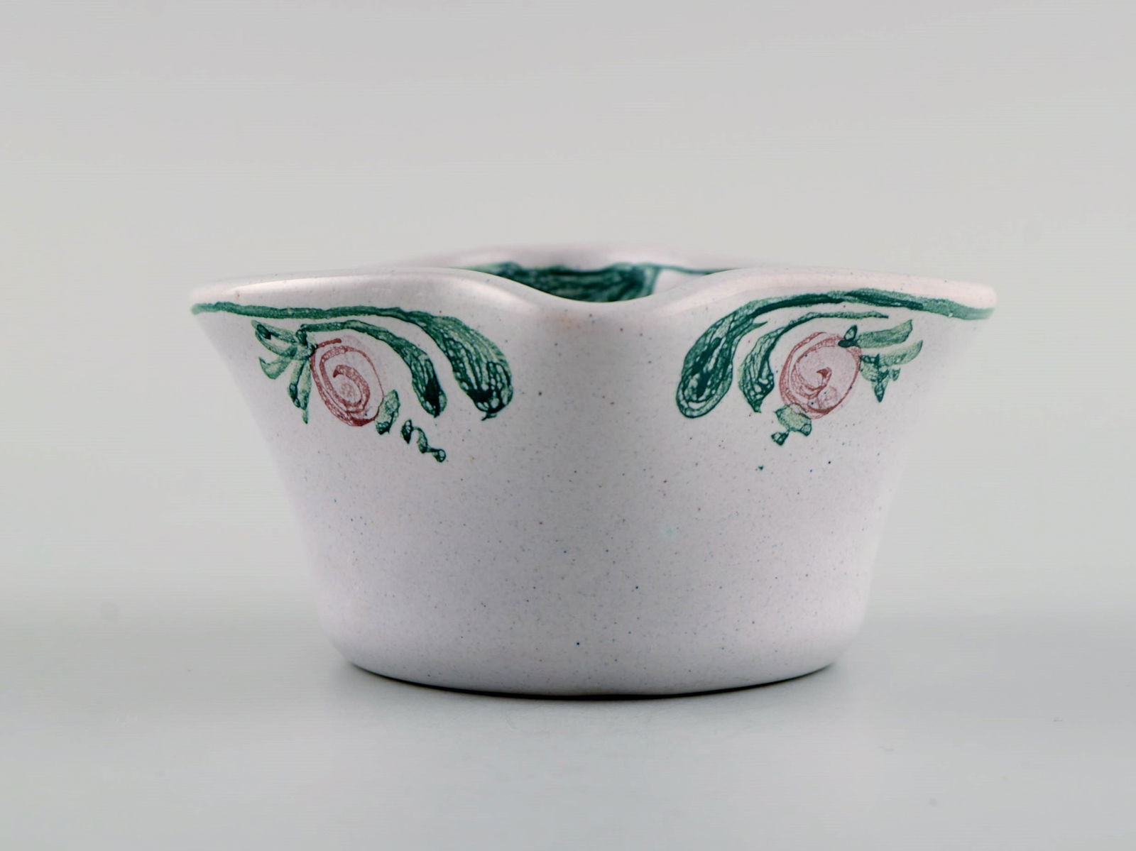 Bjørn Wiinblad (1918-2006), Denmark. Heart-shaped bowl in glazed ceramics with hand-painted - 2