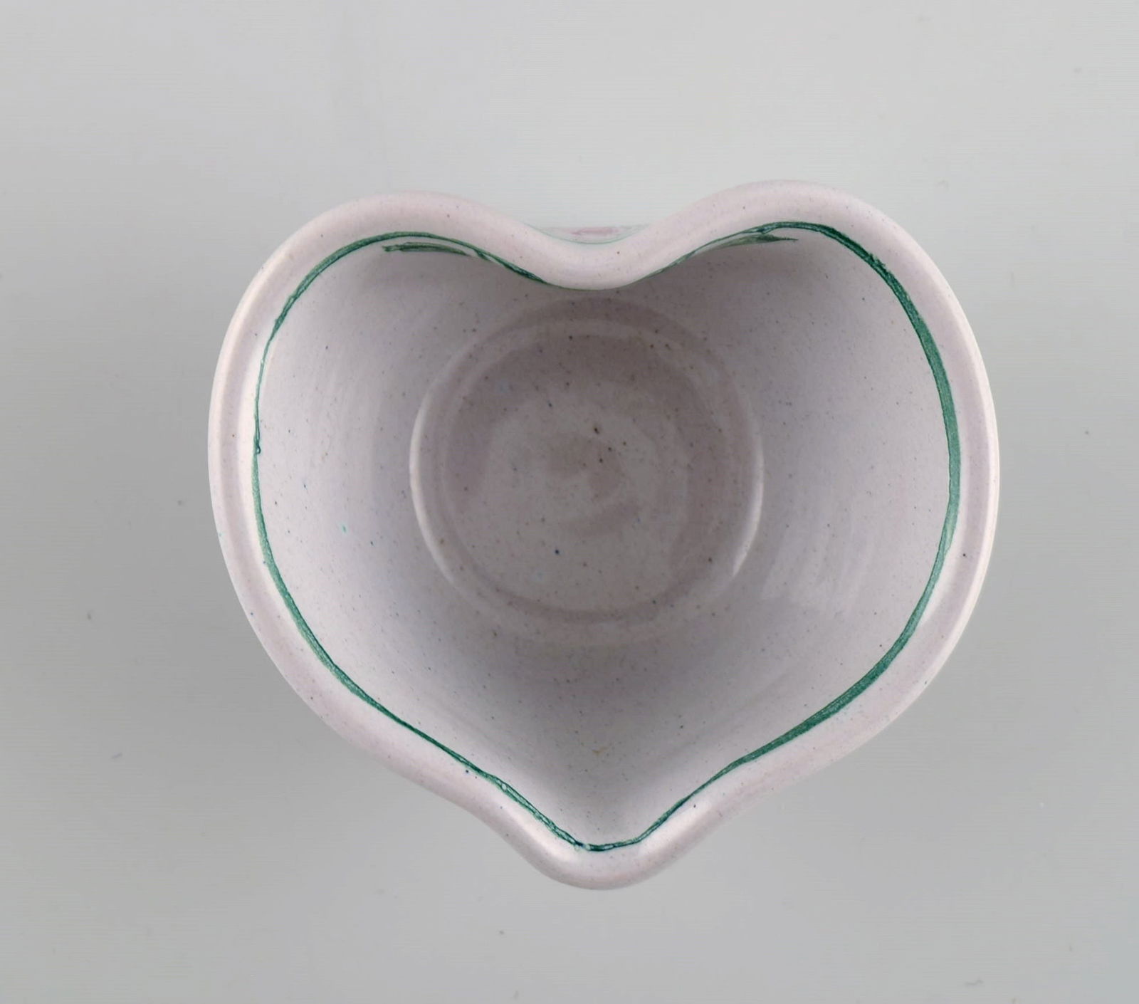 Bjørn Wiinblad (1918-2006), Denmark. Heart-shaped bowl in glazed ceramics with hand-painted - 3
