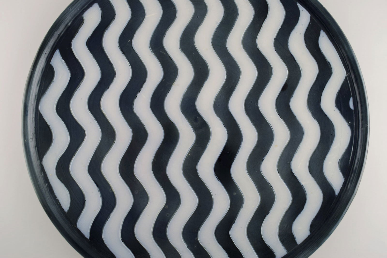Aase Haugaard, Danish ceramicist. Large dish / wall decoration in glazed stoneware with wavy - 2