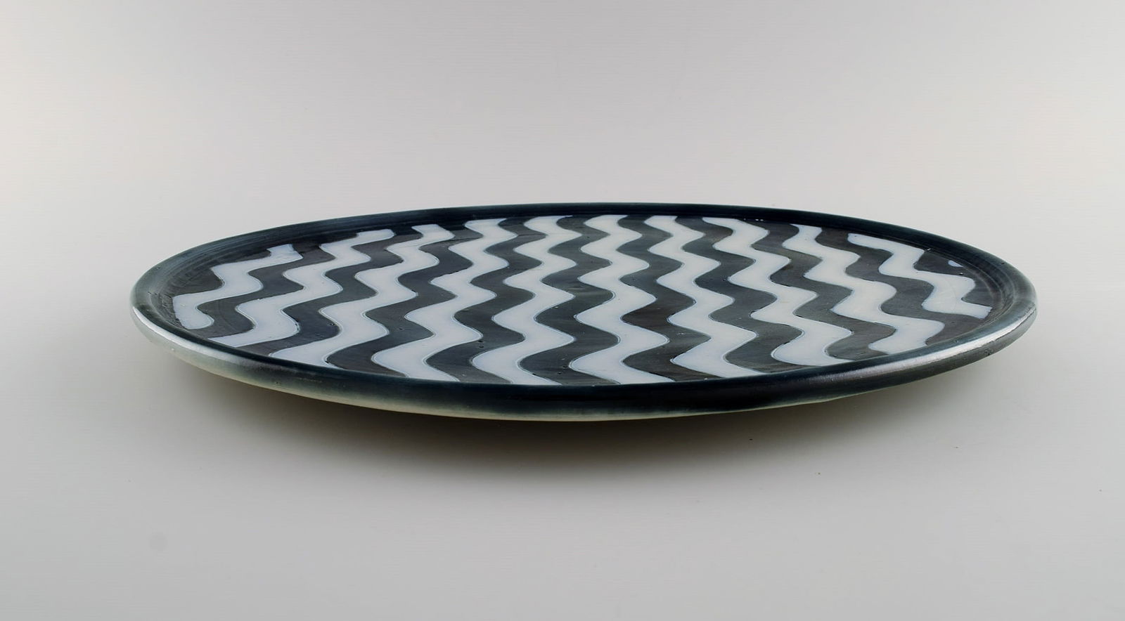 Aase Haugaard, Danish ceramicist. Large dish / wall decoration in glazed stoneware with wavy - 4