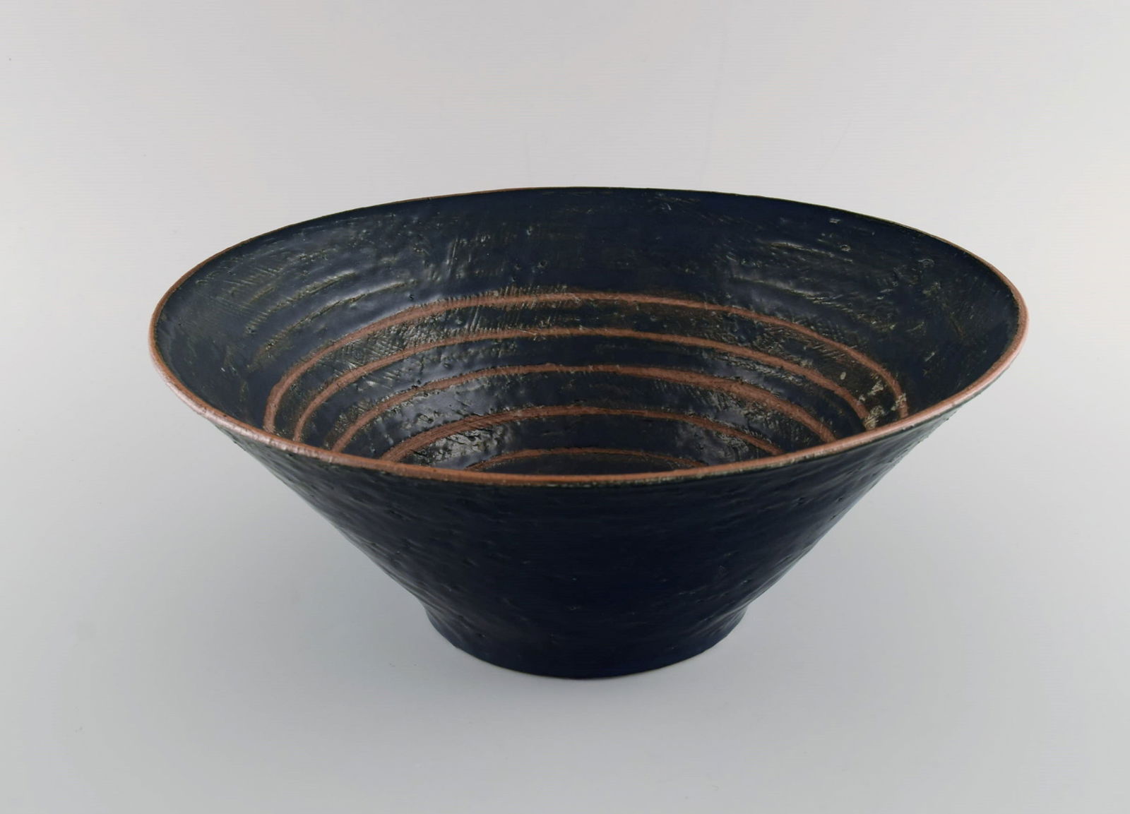 Hjorth, Bornholm Museum. Unique bowl in glazed stoneware. Clean design, late 20th century. (1 of 6)