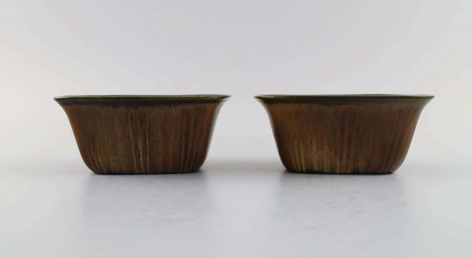 Gunnar Nylund (1904-1997) for Rörstrand. Two bowls in glazed ceramics. Beautiful glaze in brown - 2