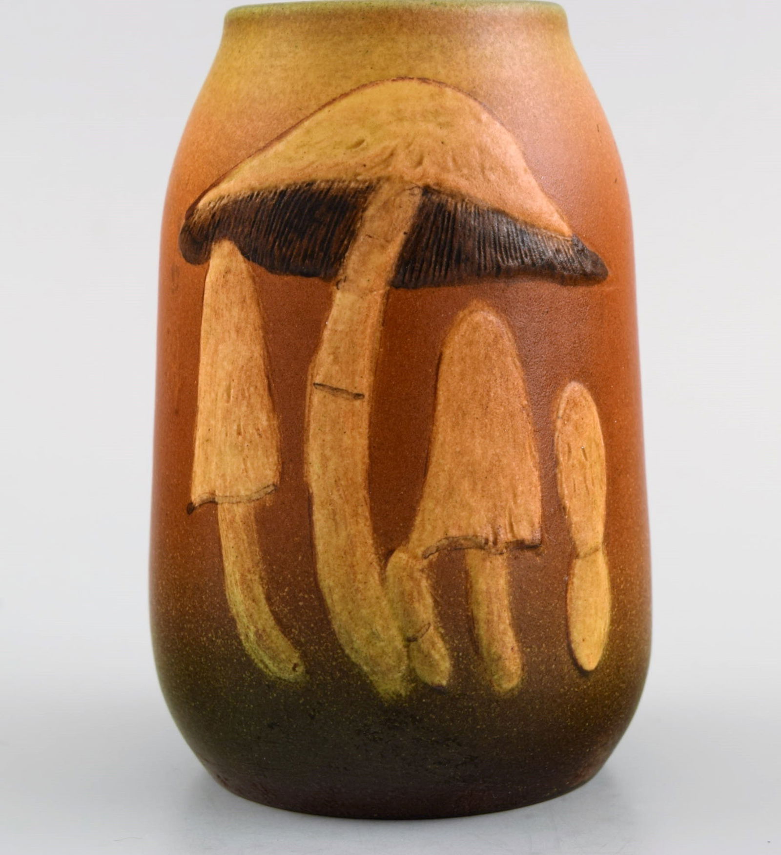 Ipsen's, Denmark. Two vases in hand-painted and glazed ceramics. Mushrooms and foliage. 1920s / 30s. - 4