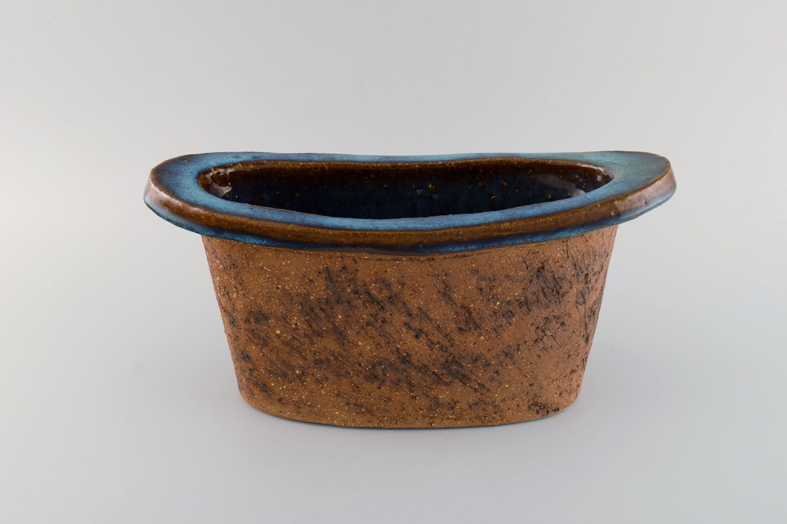 Curt M. Addin (1931-2007) for Glumslöv. Large freeform vase in partially glazed stoneware. - 4