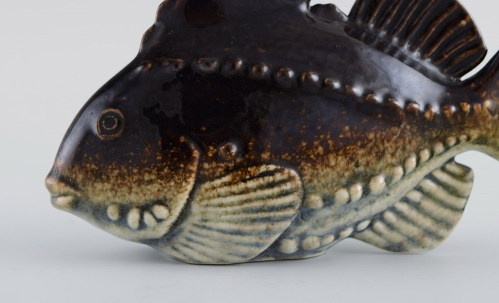 Sven Wejsfelt (1930-2009) for Gustavsberg. Unique Stim fish in glazed ceramics. 1980s. - 3