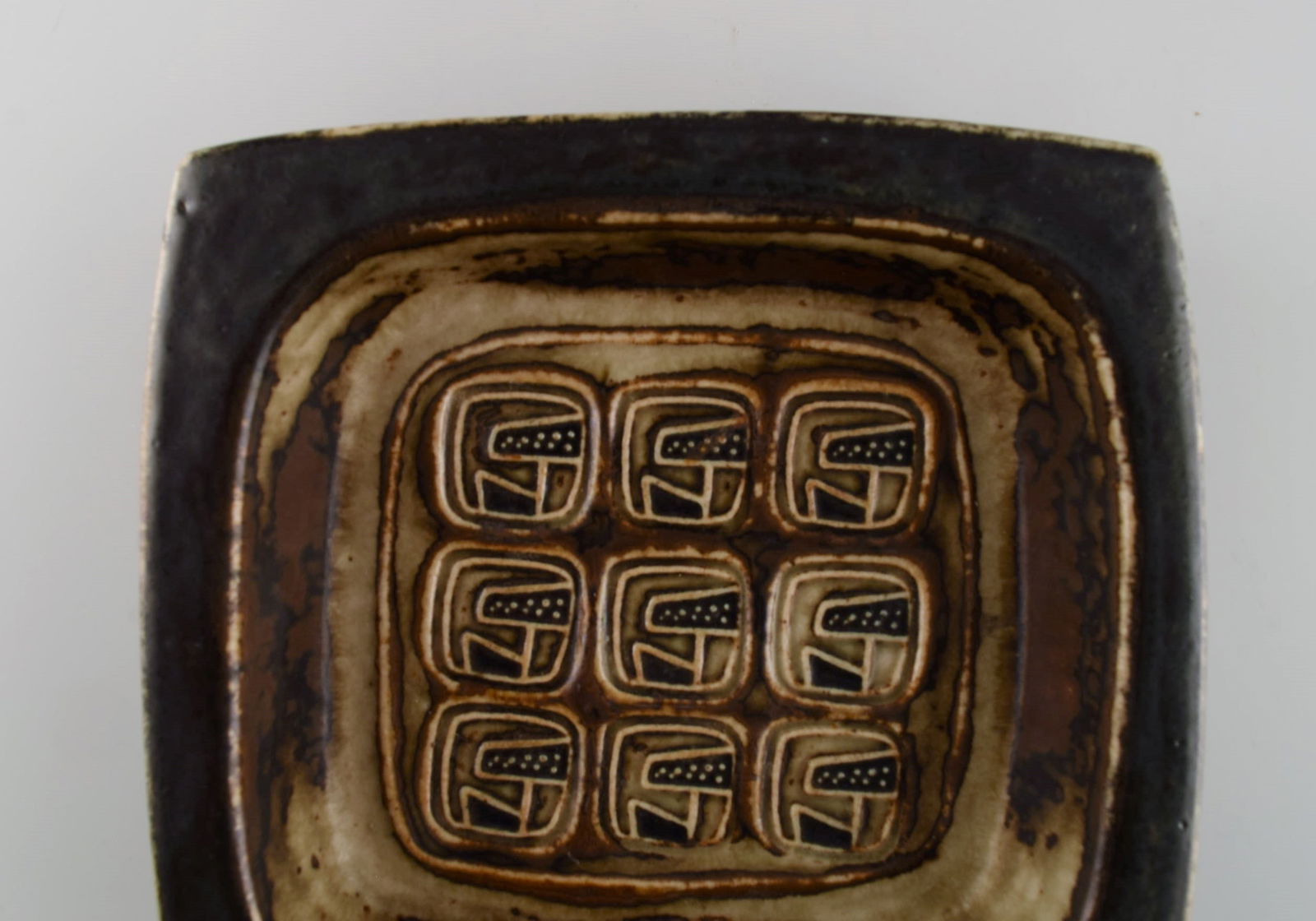 Jørgen Mogensen for Royal Copenhagen. Square bowl in glazed stoneware. Beautiful sung glaze. - 2