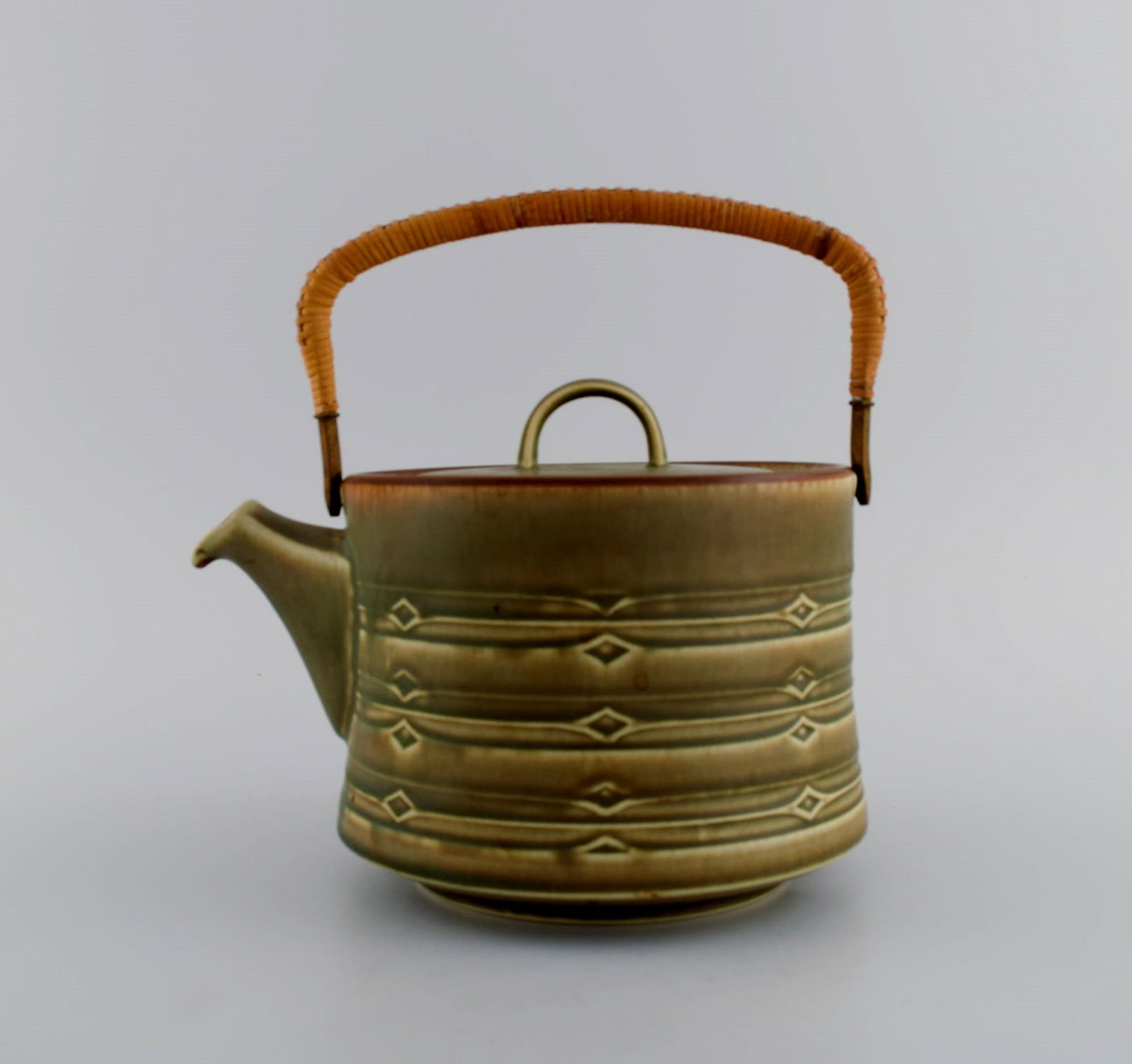 Jens H. Quistgaard (1919-2008) for Bing & Grøndahl. Rune teapot with wicker handle, sugar bowl - 4