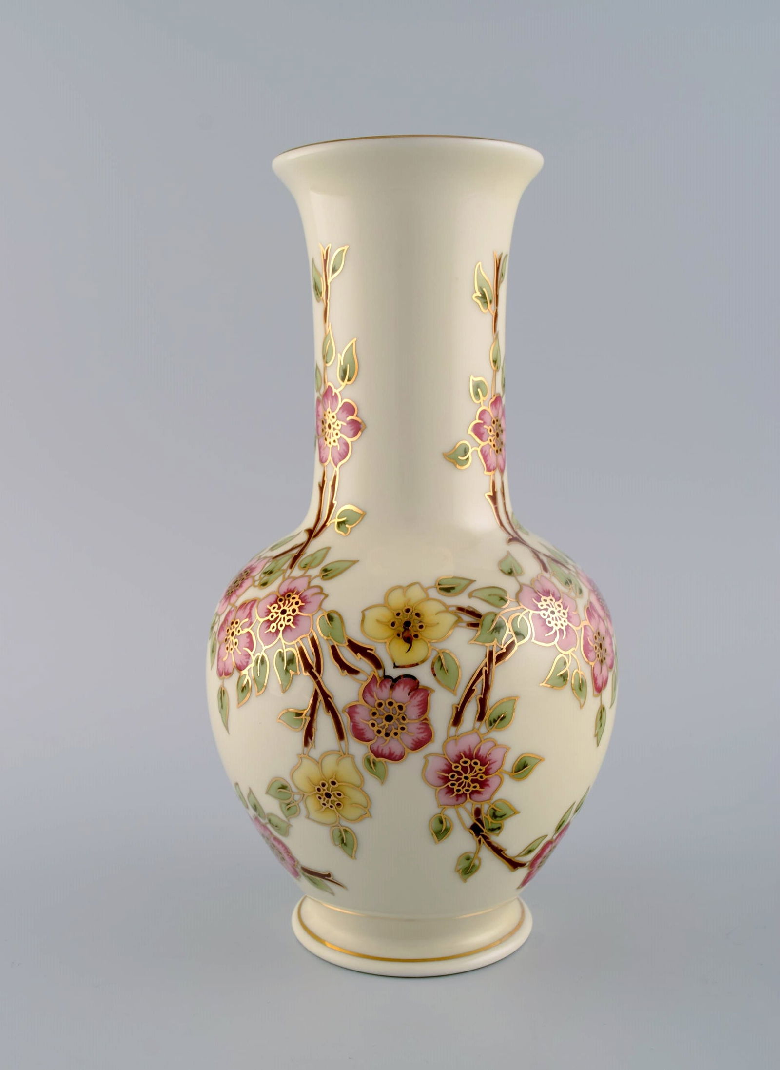 Zsolnay vase in cream-colored porcelain with hand-painted flowers and gold decoration. Late 20th - 2
