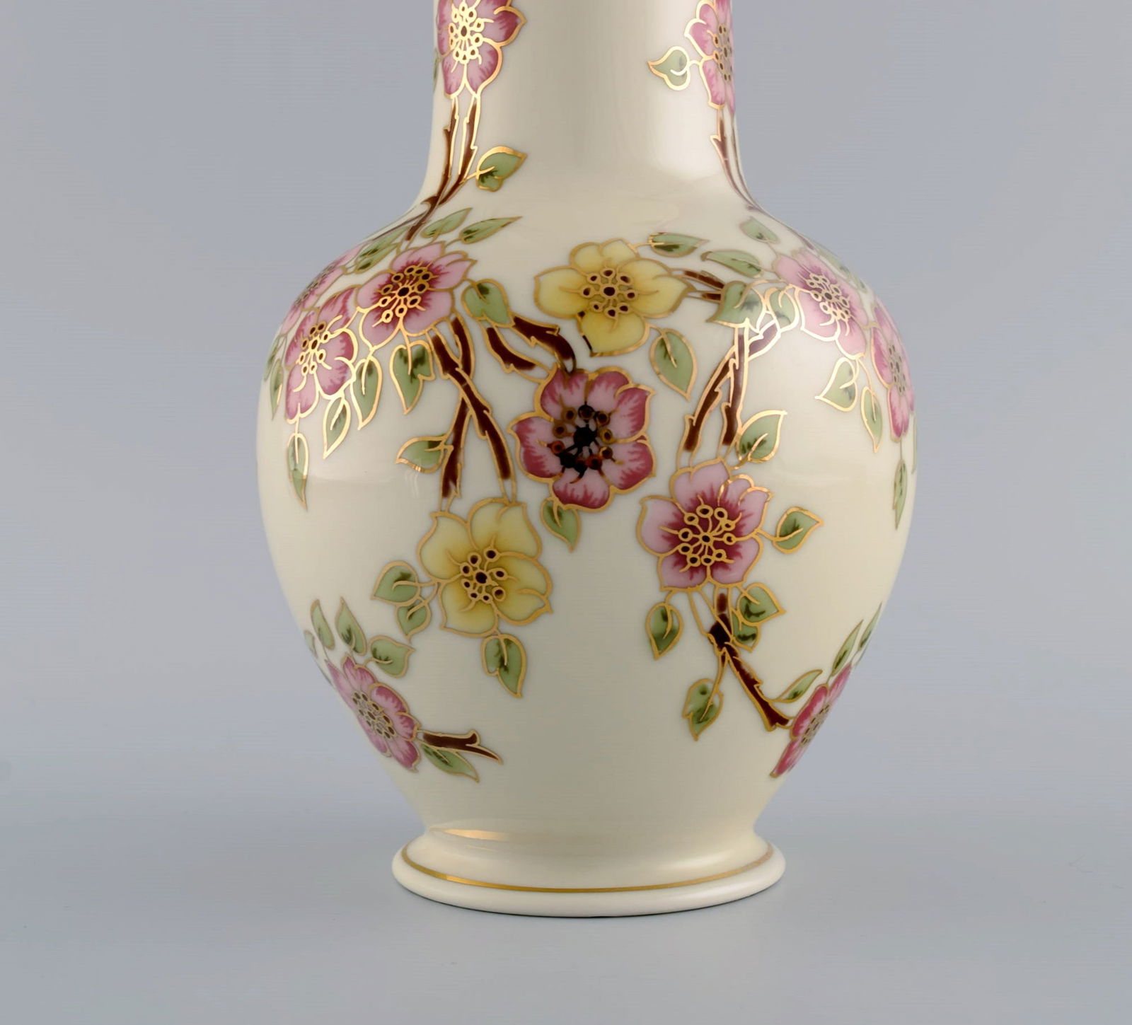 Zsolnay vase in cream-colored porcelain with hand-painted flowers and gold decoration. Late 20th - 4