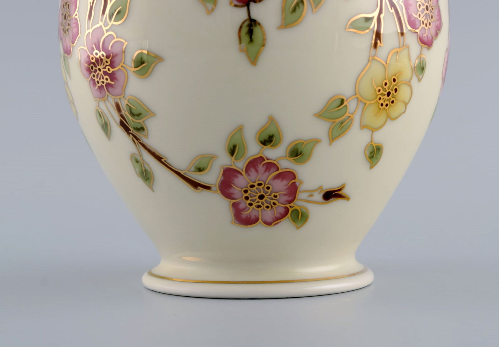 Zsolnay vase in cream-colored porcelain with hand-painted flowers and gold decoration. Late 20th - 6