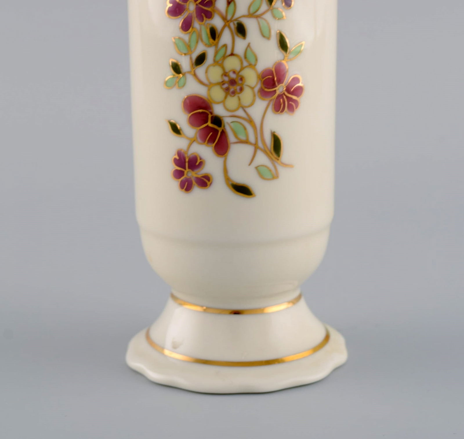 Zsolnay vase in cream-colored porcelain with hand-painted flowers and gold decoration. Late 20th - 5