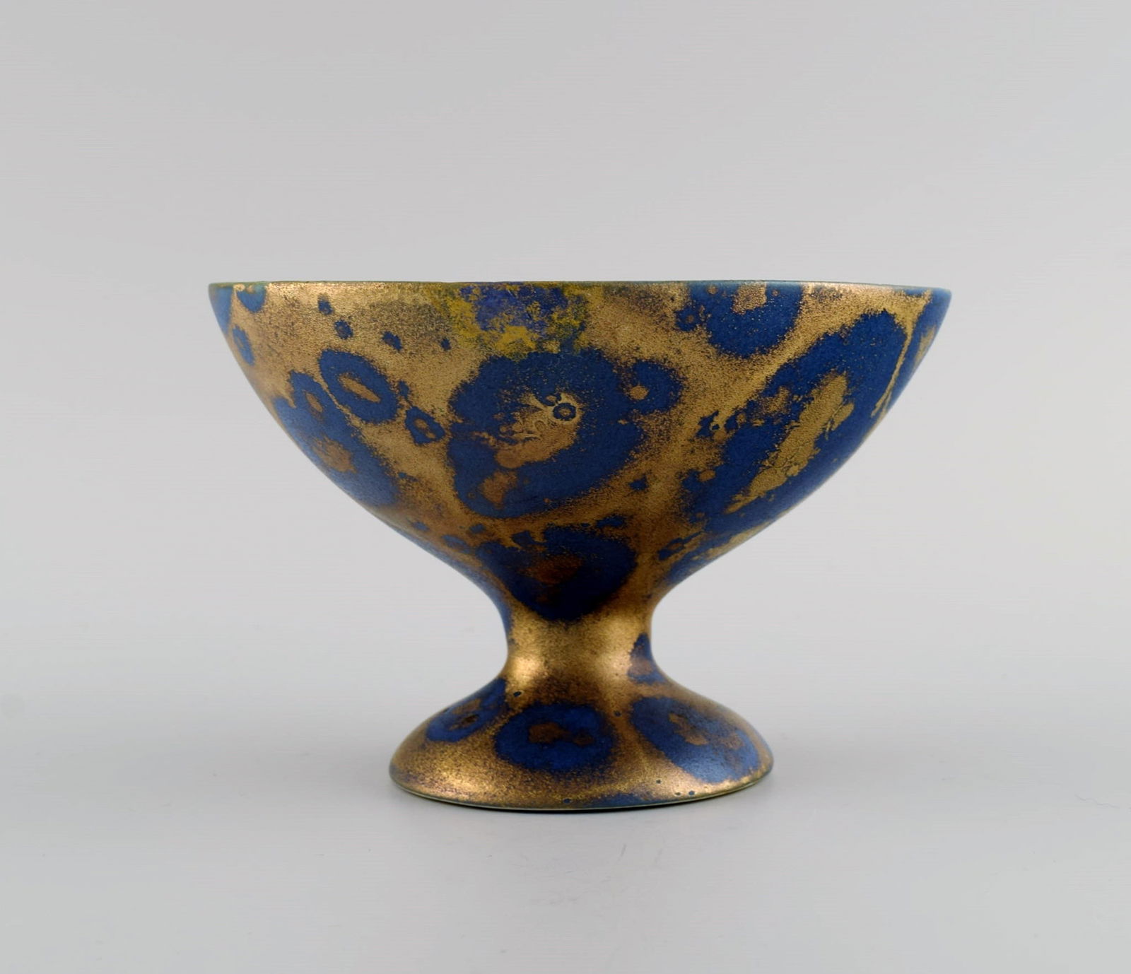 Lucien Brisdoux (1878-1963), France. Bowl on foot in glazed stoneware. Beautiful glaze in gold and - 2