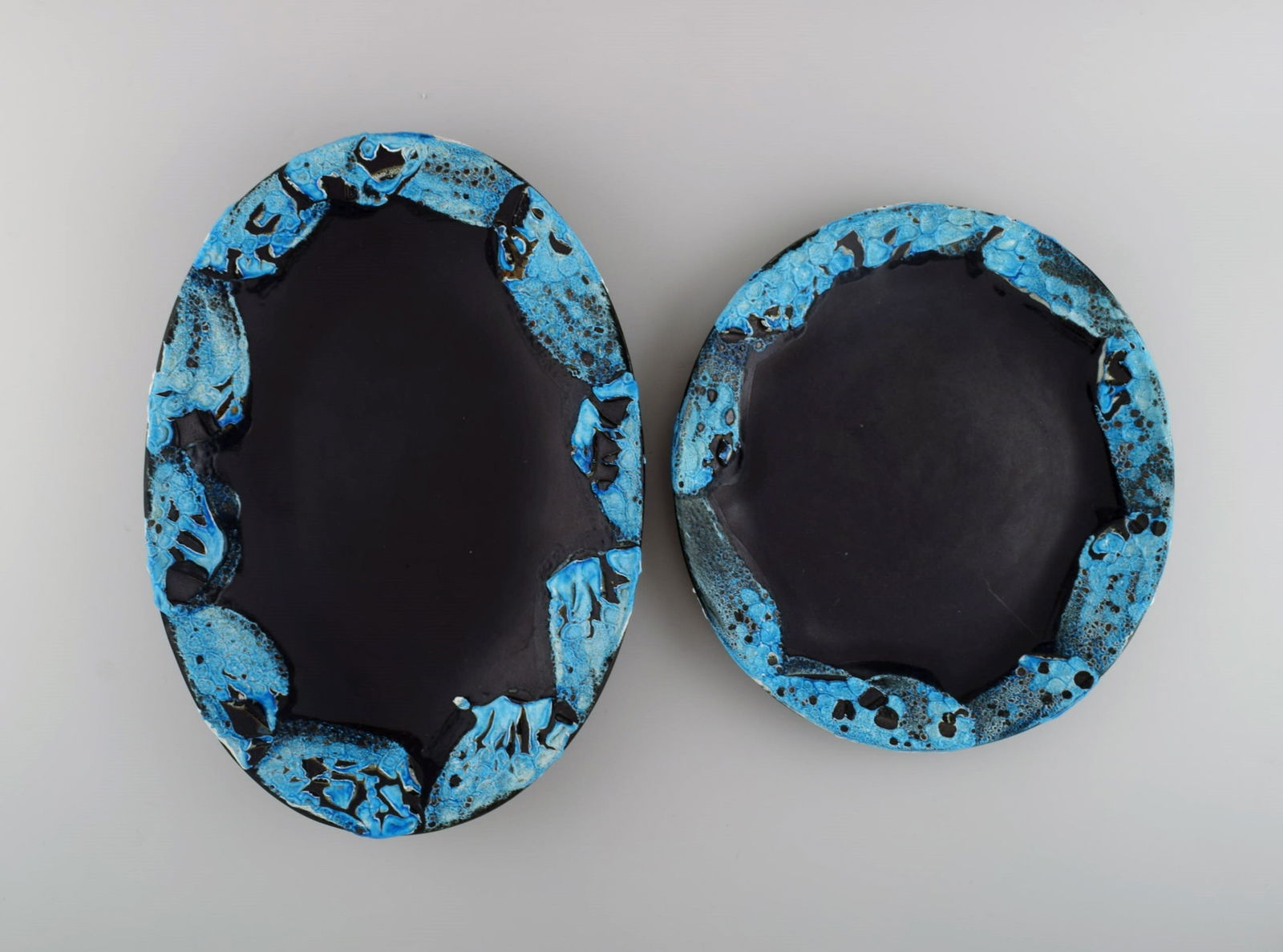 French ceramist. Two serving dishes in glazed stoneware. Beautiful glaze in azure shades. Unique, (1 of 5)