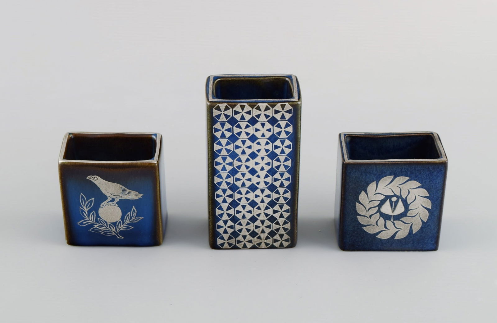 Sven Jonson (1919-1989) Gustavsberg. Five small Lagun vases in glazed stoneware with silver inlay. - 3