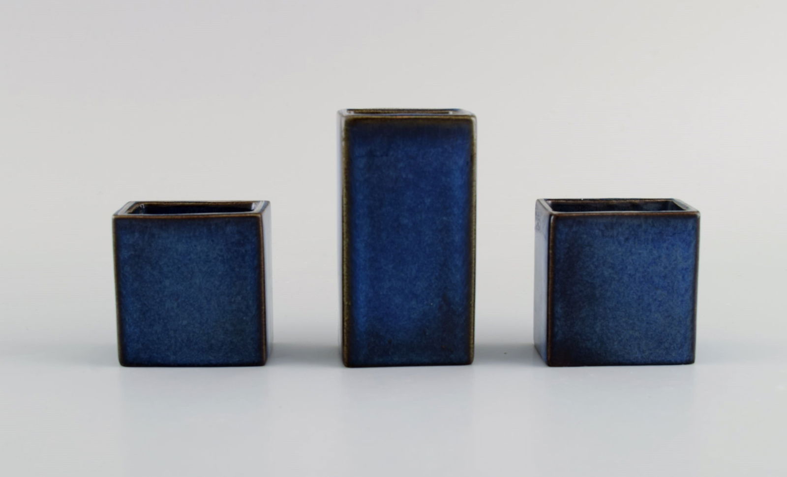Sven Jonson (1919-1989) Gustavsberg. Five small Lagun vases in glazed stoneware with silver inlay. - 4