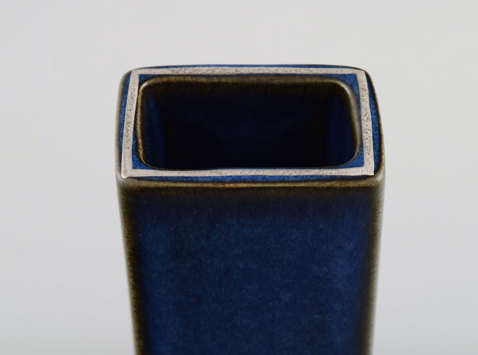 Sven Jonson (1919-1989) Gustavsberg. Five small Lagun vases in glazed stoneware with silver inlay. - 5