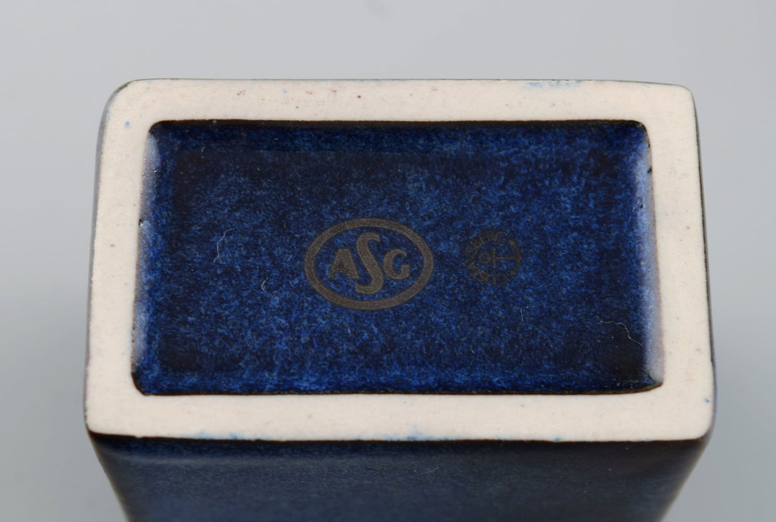 Sven Jonson (1919-1989) Gustavsberg. Five small Lagun vases in glazed stoneware with silver inlay. - 6