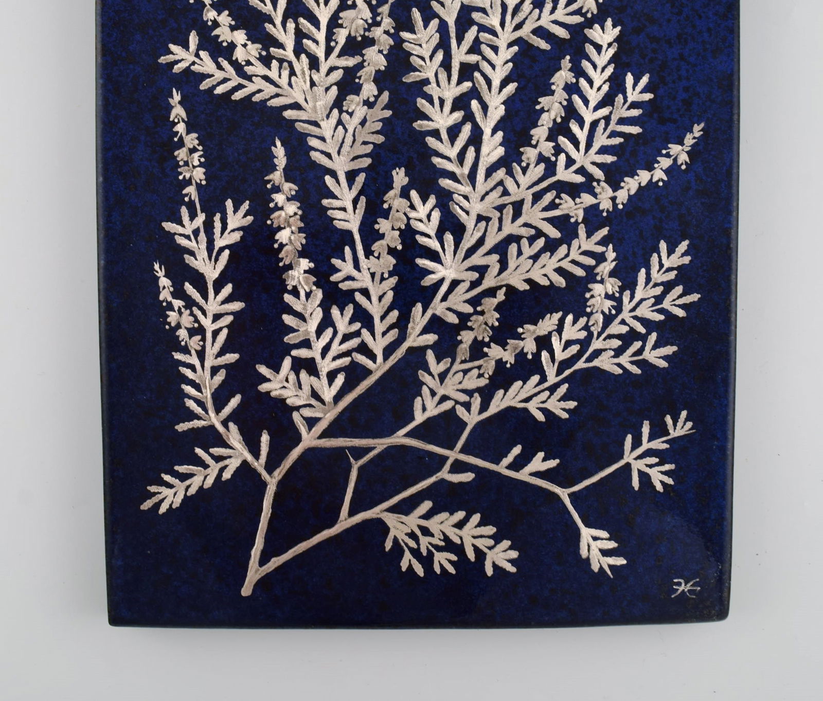 Heinz Erret (1920-2003) for Gustavsberg. Wall plaque in glazed ceramics with silver inlay in the - 3