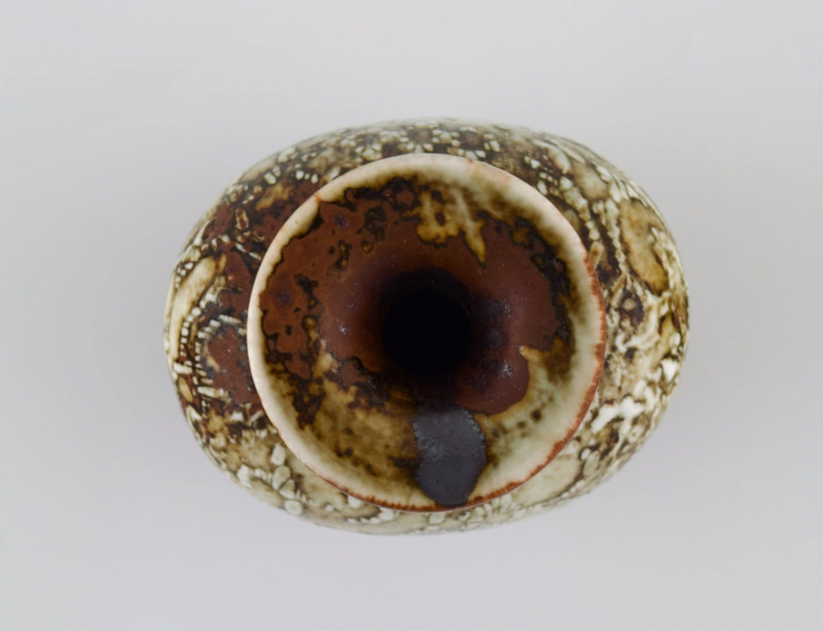 Stig Lindberg for Gustavsberg Studiohand. Vase glazed ceramics. Beautiful glaze in brown and sand - 4