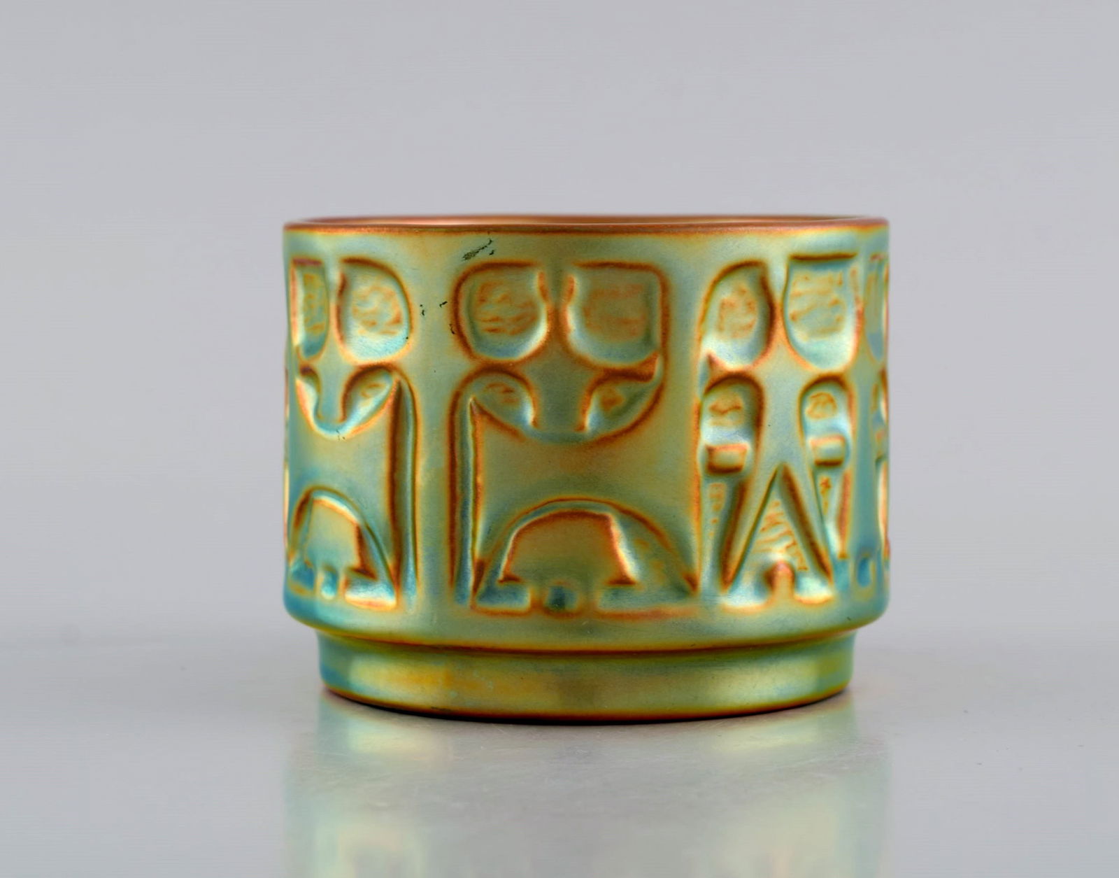 Zsolnay vase in glazed ceramics modeled with dancing people. Beautiful eosin glaze. Mid-20th - 3