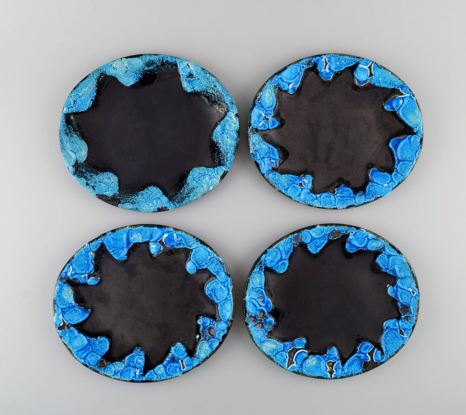French ceramist. Twelve lunch plates in glazed stoneware. Beautiful glaze in azure shades. Unique, - 2