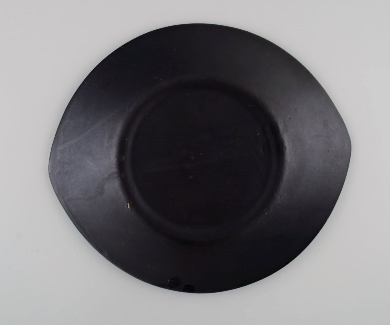 French ceramist. Eight dinner plates in glazed stoneware. Beautiful glaze in azure shades. Unique, - 5