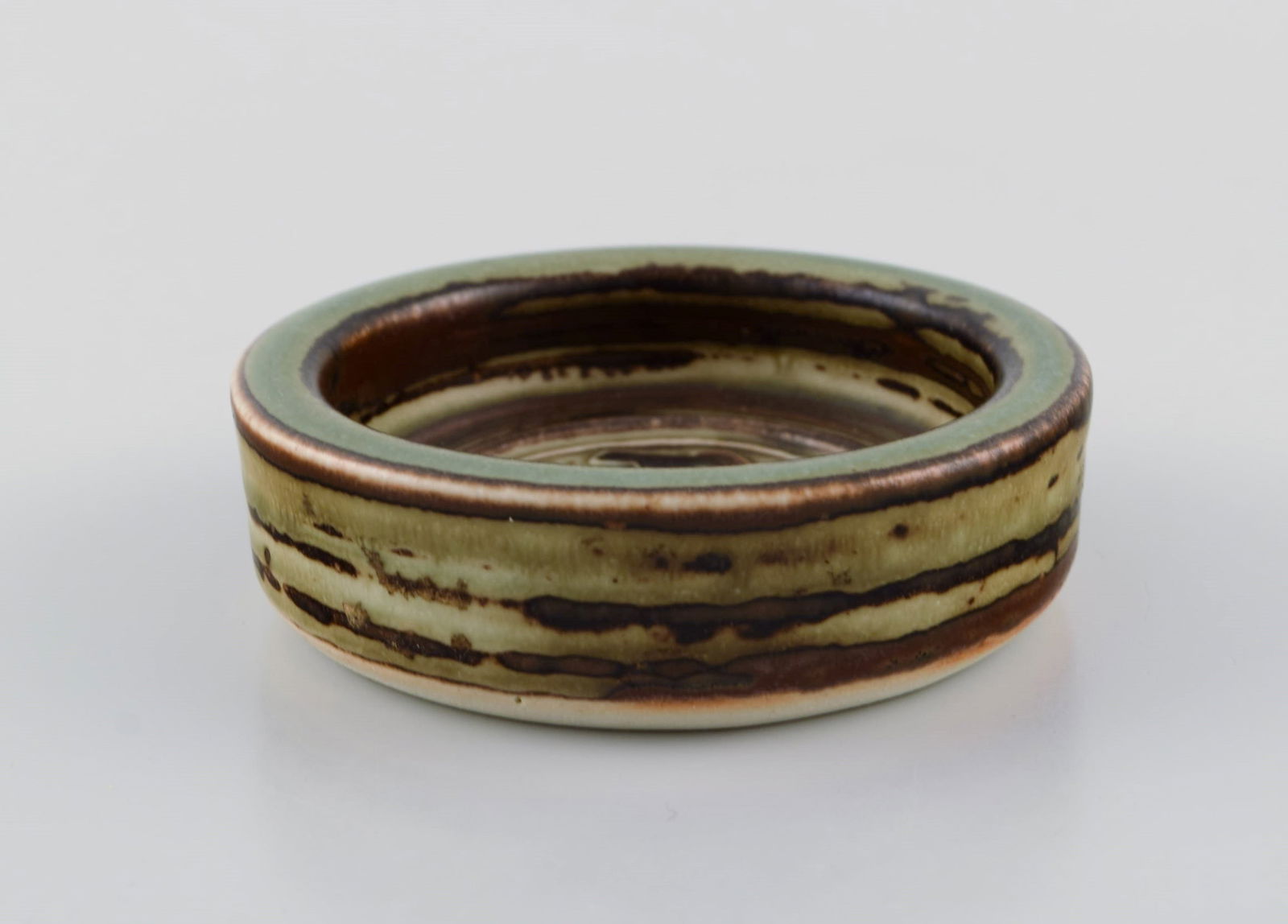 Jørgen Mogensen for Royal Copenhagen. Low bowl in glazed stoneware. Beautiful sung glaze. - 3