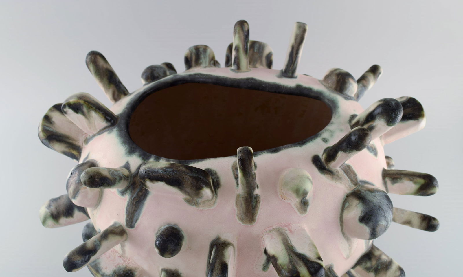 Christina Muff, Danish contemporary ceramicist (b. 1971). Very large sculptural unique vase in - 2