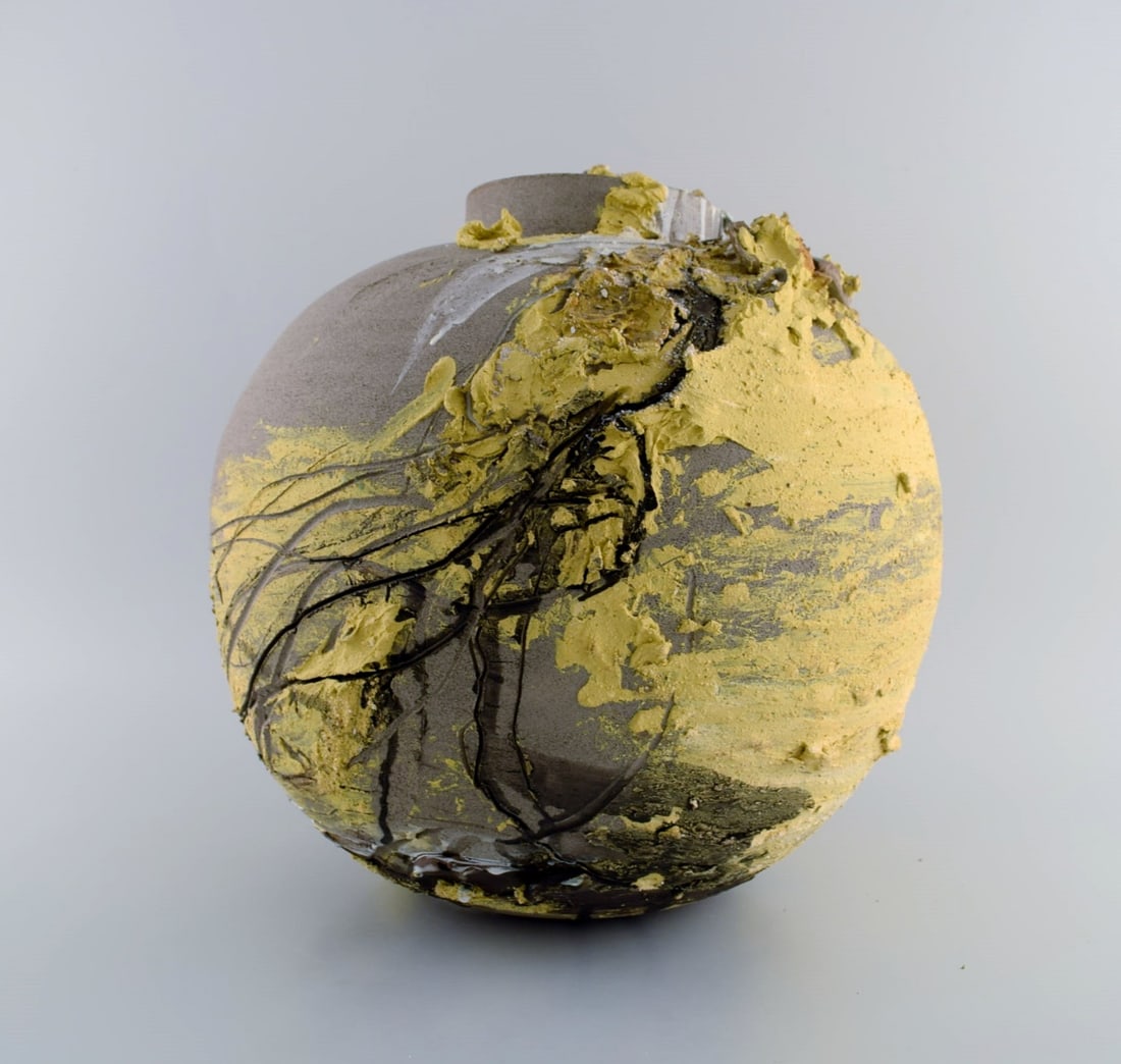 Christina Muff, Danish contemporary ceramicist (b. 1971). Large sculptural unique vase in glazed - 5