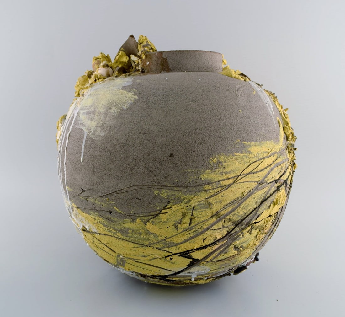 Christina Muff, Danish contemporary ceramicist (b. 1971). Large sculptural unique vase in glazed - 7