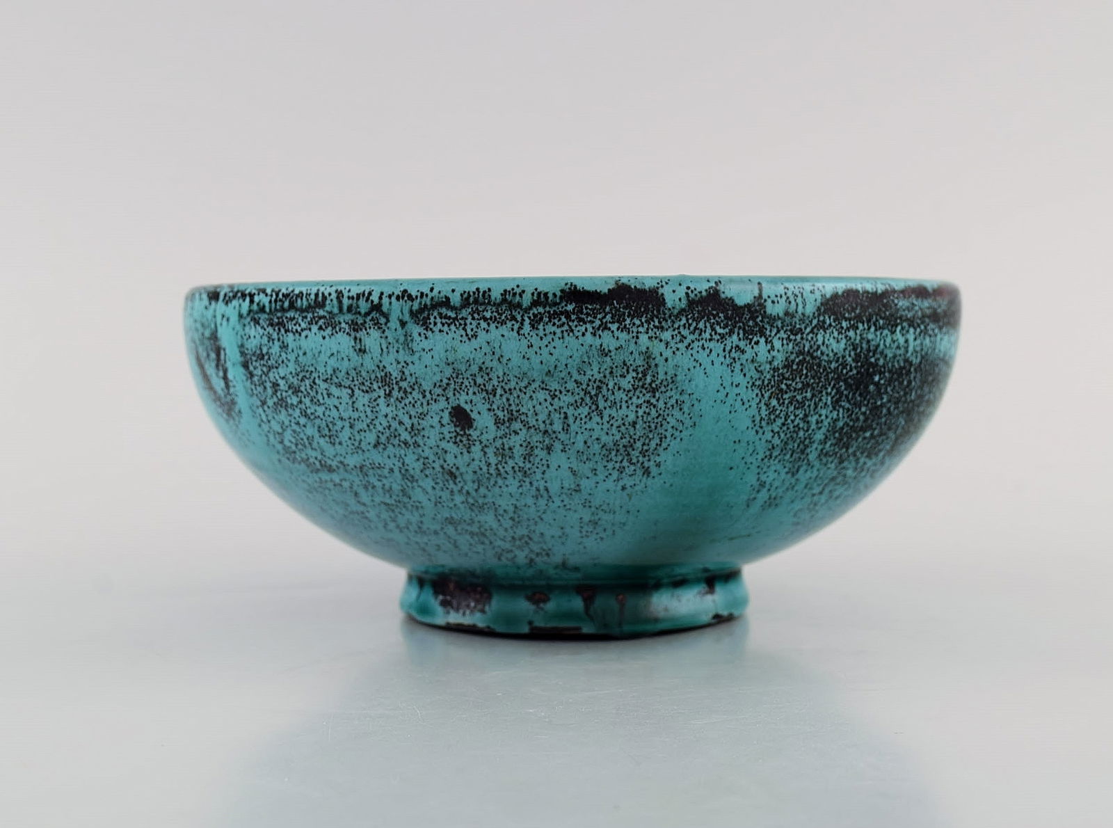 Svend Hammershøi for Kähler, Denmark. Bowl in glazed stoneware. Beautiful black-green - 3