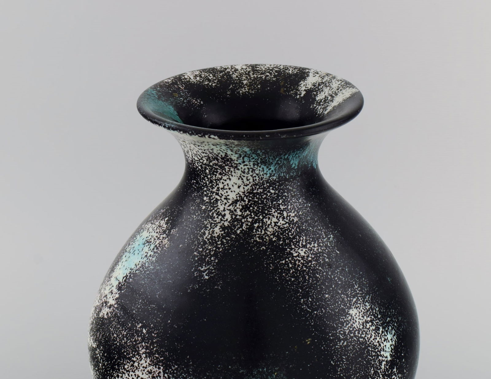 Jens Thirslund for Kähler, HAK. Vase in glazed stoneware. Beautiful glaze in shades of black, - 4