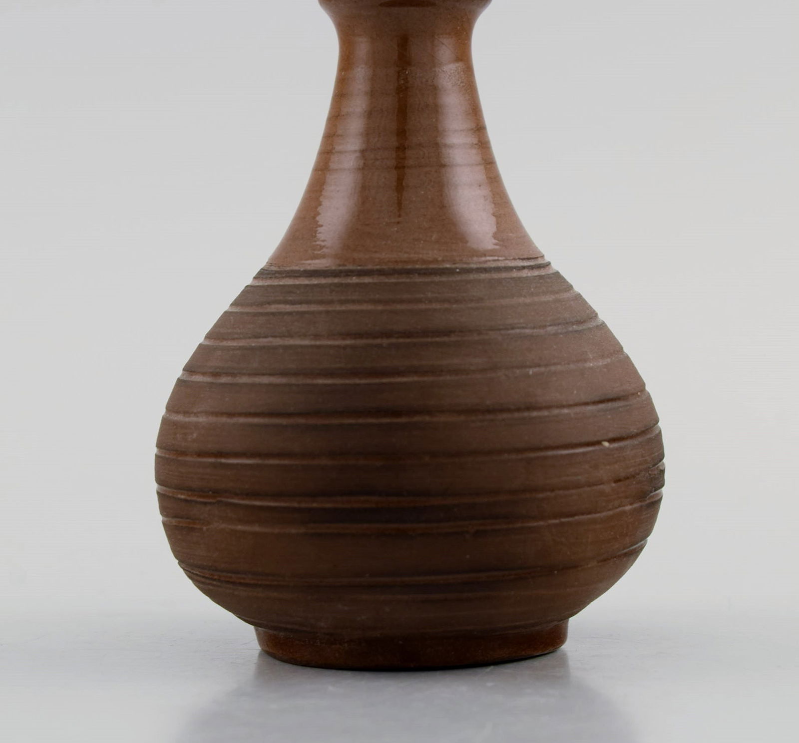 European studio ceramicist. Vase in glazed ceramics with grooved body. Beautiful glaze in brown - 5