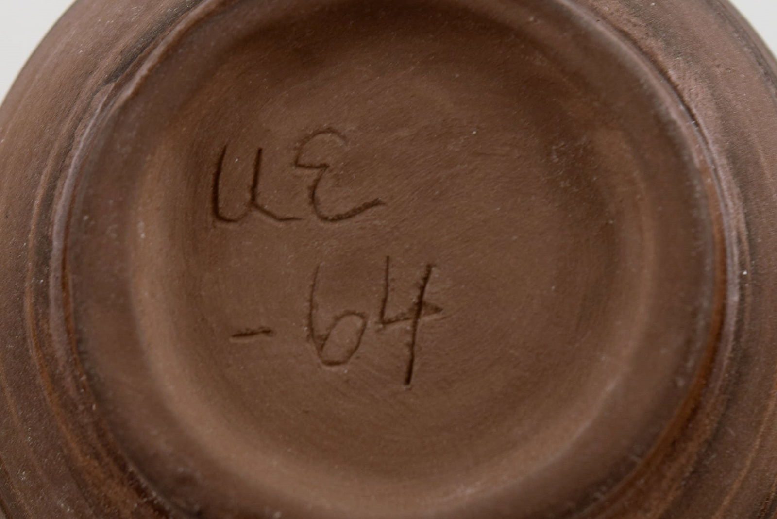 European studio ceramicist. Vase in glazed ceramics with grooved body. Beautiful glaze in brown - 6