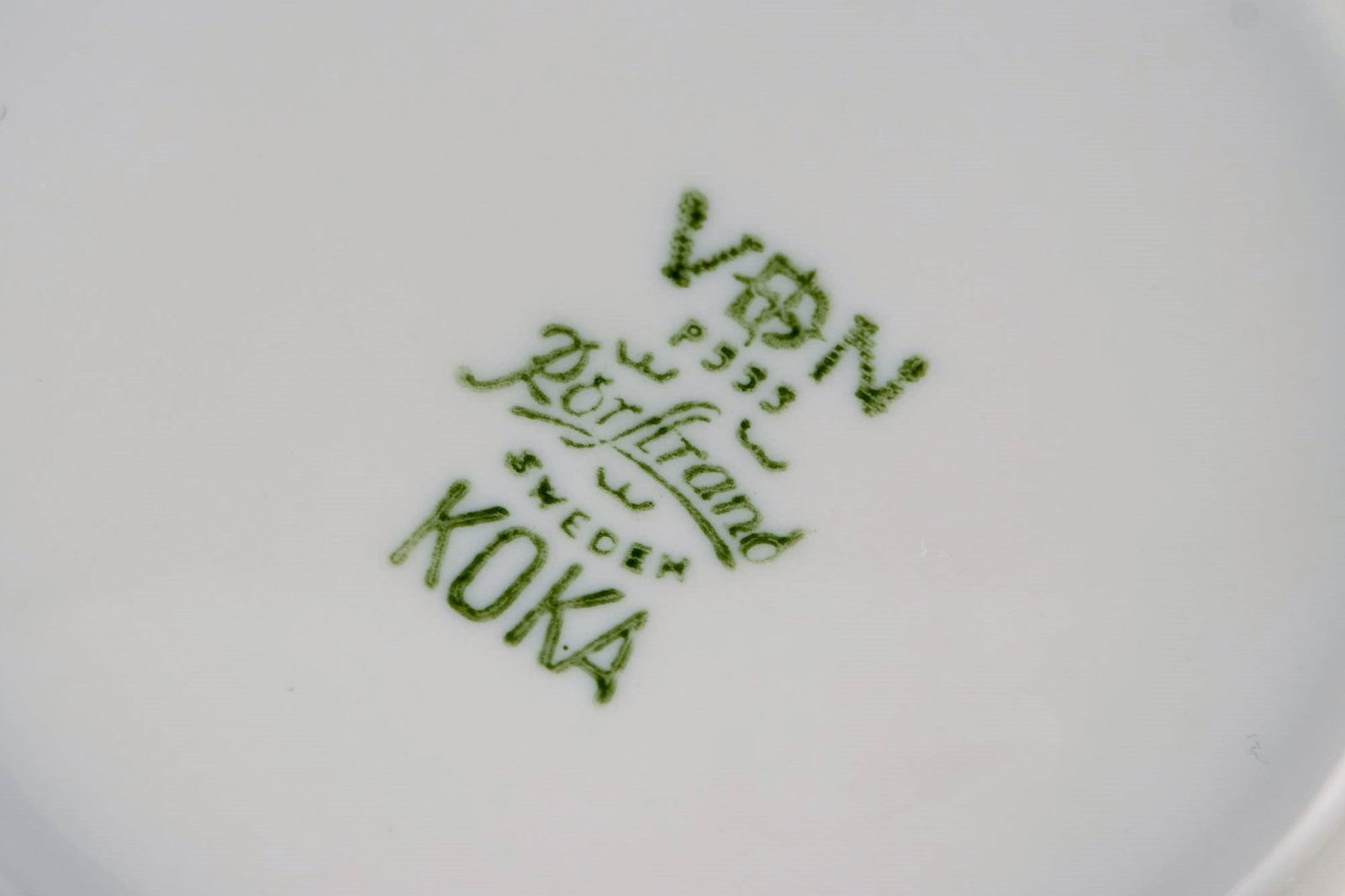 Hertha Bengtsson (1917-1993) for Rörstrand. Four Koka teacups with saucers in glazed stoneware. - 5