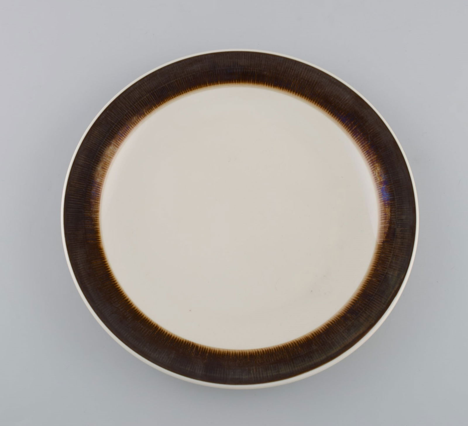 Hertha Bengtson (1917-1993) for Rörstrand. Seven Koka dinner plates in glazed stoneware. 1960s. - 2