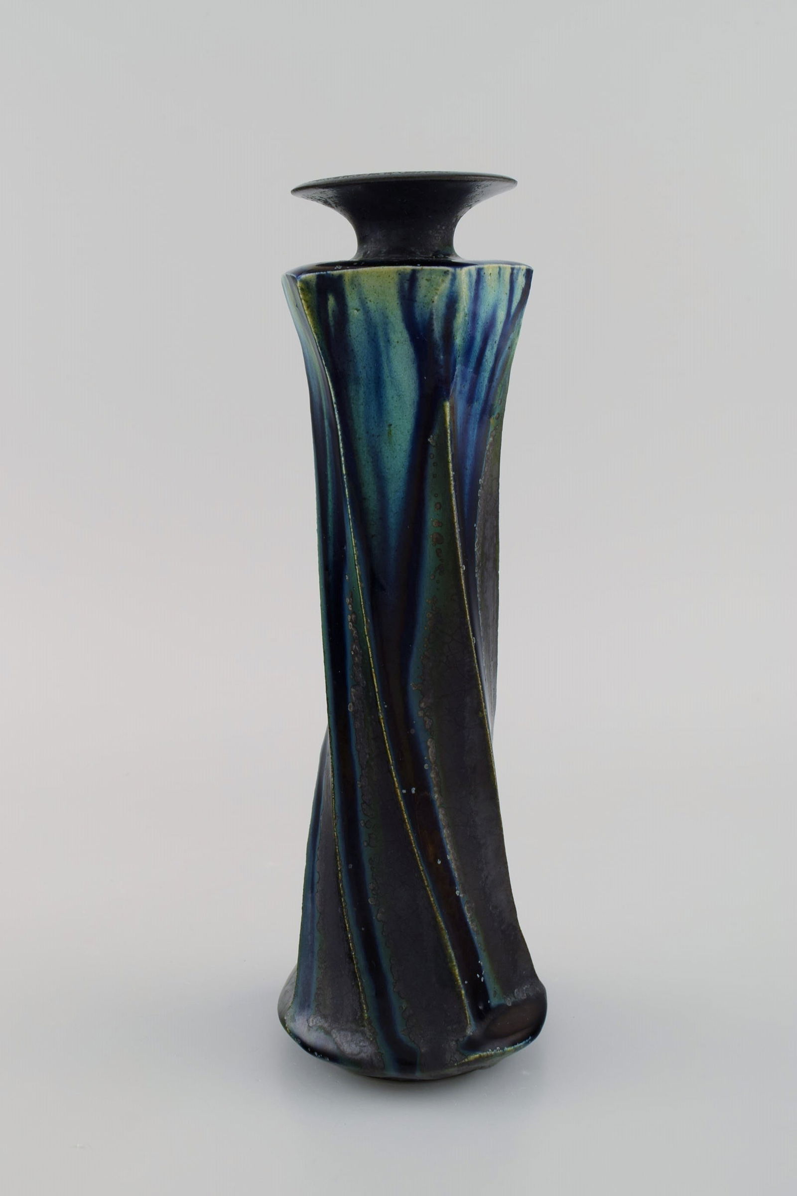 European studio ceramicist. Unique vase in glazed stoneware. Turned shape. Beautiful glaze in deep - 2