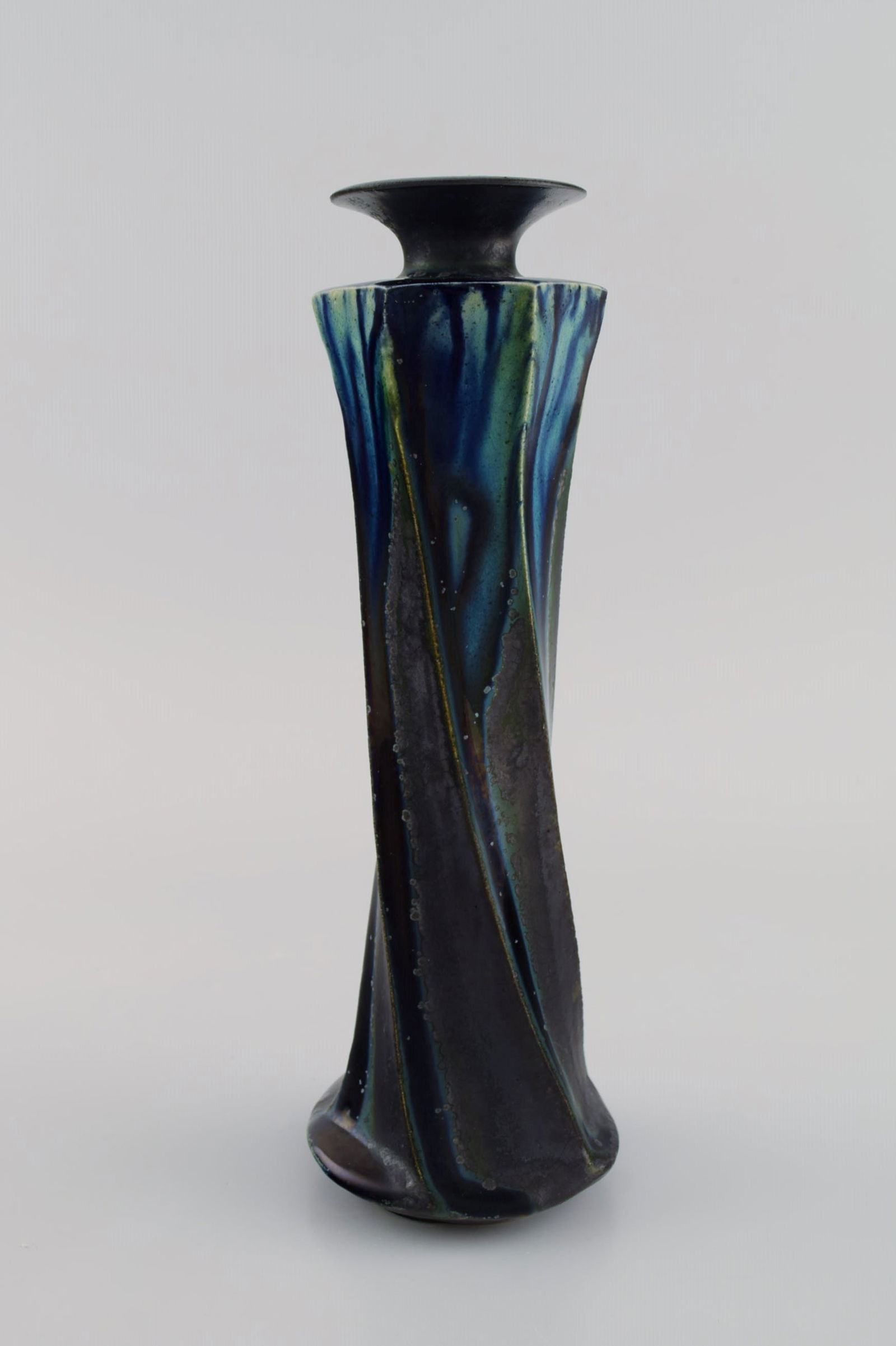 European studio ceramicist. Unique vase in glazed stoneware. Turned shape. Beautiful glaze in deep - 3